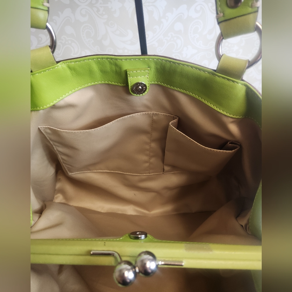 VGVC Coach Handbag with Kisslock Center Section - Picture 8 of 9